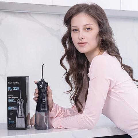 Ирригатор для полости рта REVYLINE RL 220, емкость резервуара 0,3 л, 2 насадки, черный, 7944